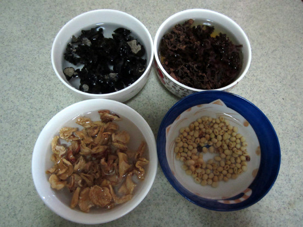 黄豆木耳炒萝卜丁步骤1