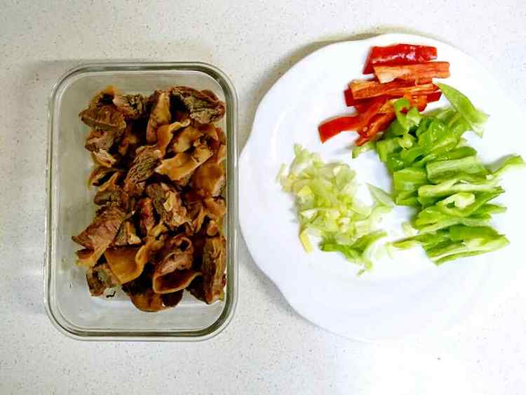 双椒护心肉步骤1