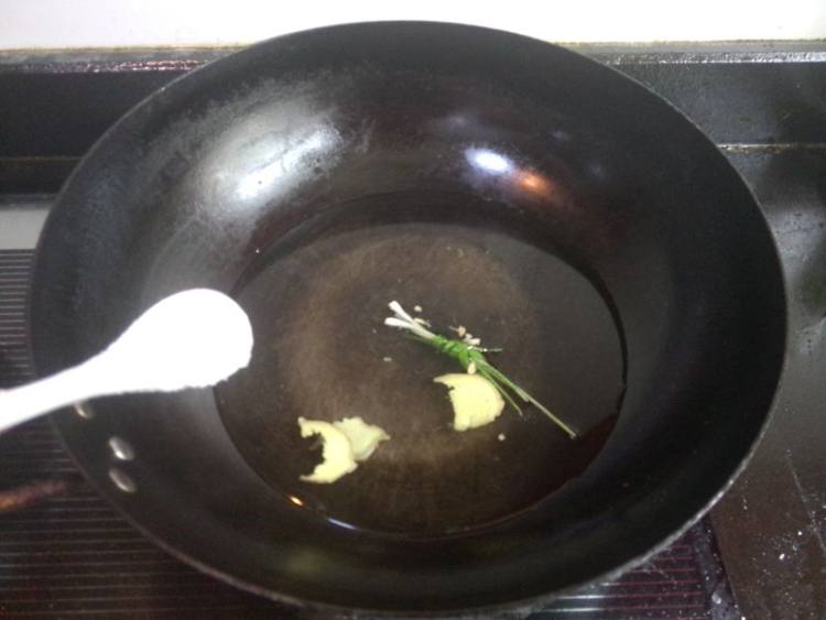盐水河虾步骤2