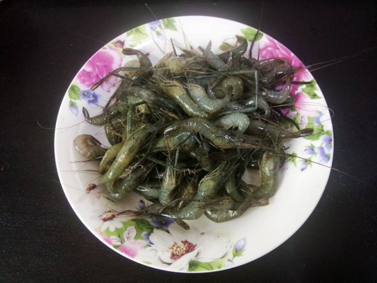 盐水河虾步骤1