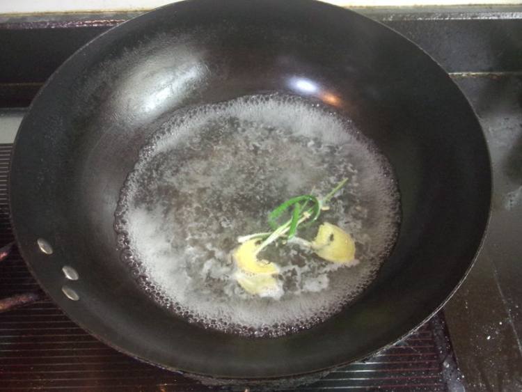 盐水河虾步骤3