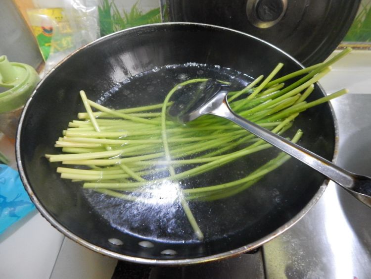 凉拌蒜苔丝步骤3