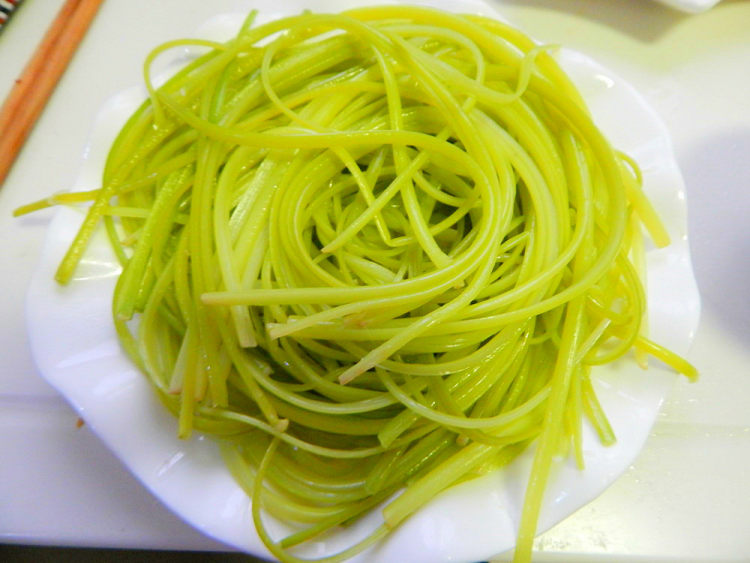 凉拌蒜苔丝步骤5