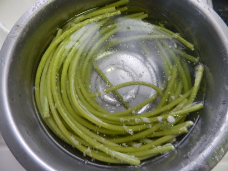 凉拌蒜苔丝步骤4