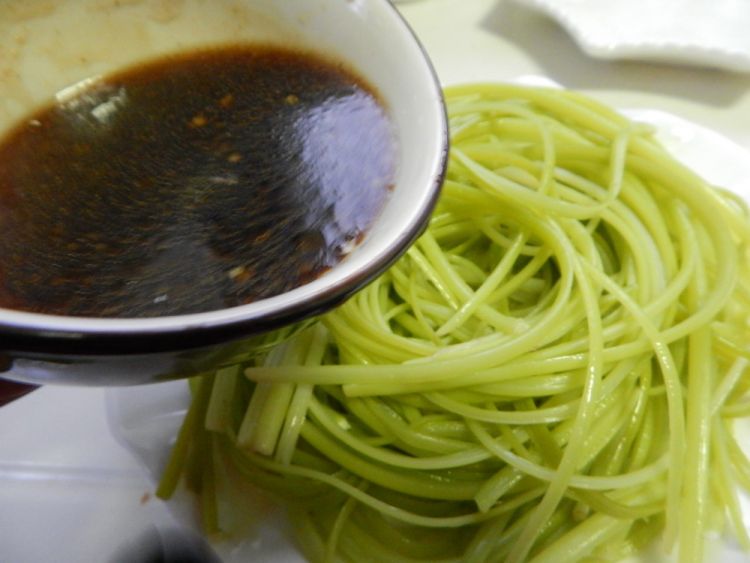 凉拌蒜苔丝步骤12