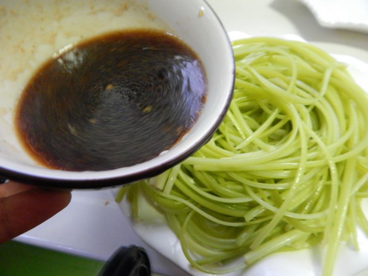 凉拌蒜苔丝步骤11
