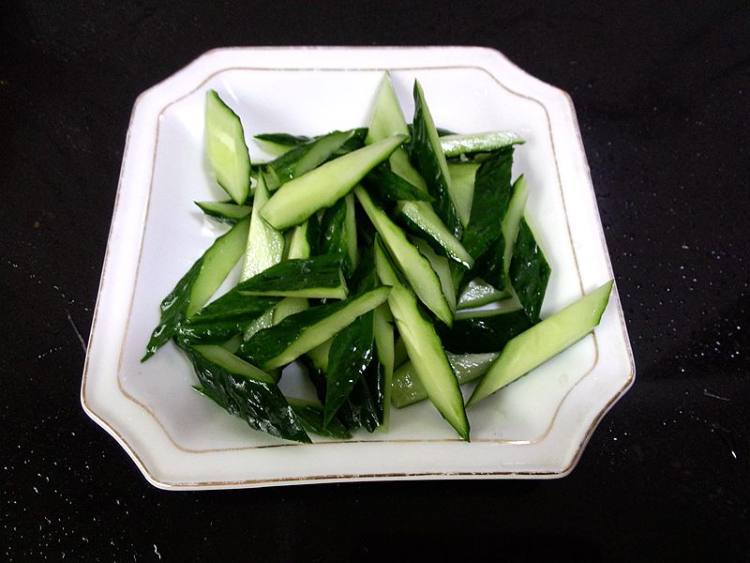 黄瓜皮炒鲥虾#新鲜从步骤2