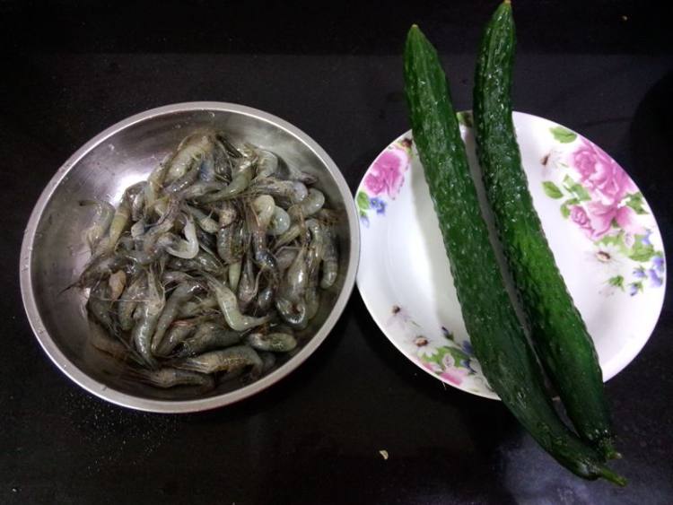 黄瓜皮炒鲥虾#新鲜从步骤1