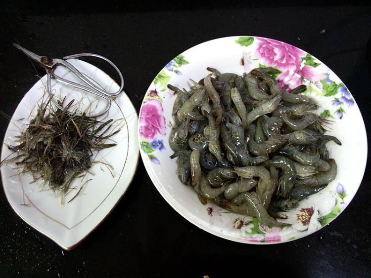 黄瓜皮炒鲥虾#新鲜从步骤3