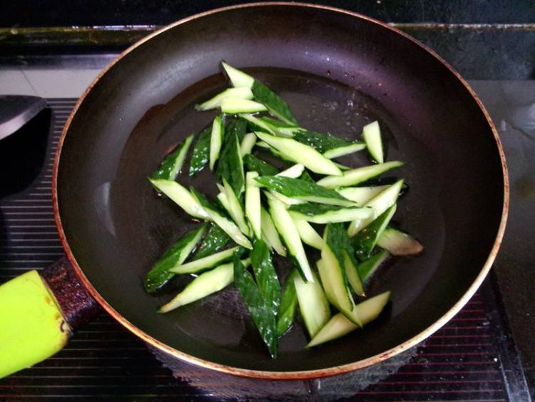 黄瓜皮炒鲥虾#新鲜从步骤4
