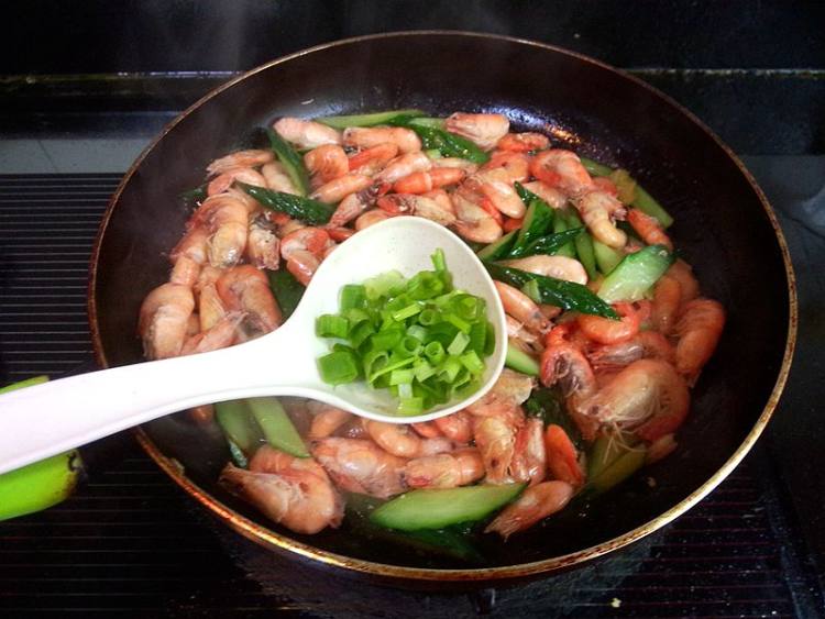 黄瓜皮炒鲥虾#新鲜从步骤10