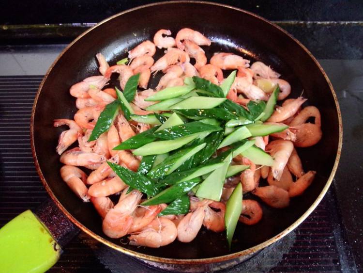 黄瓜皮炒鲥虾#新鲜从步骤8