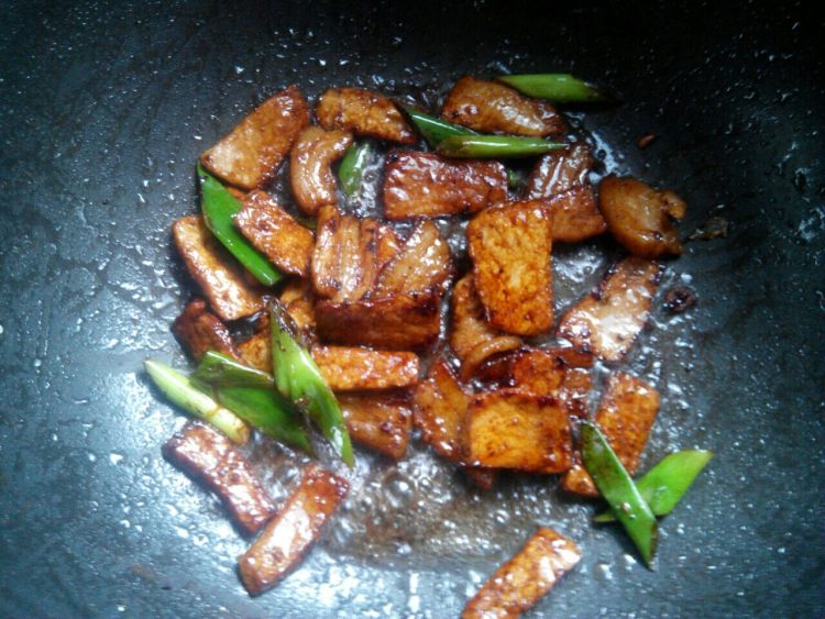 红烧肉炖豆角步骤6