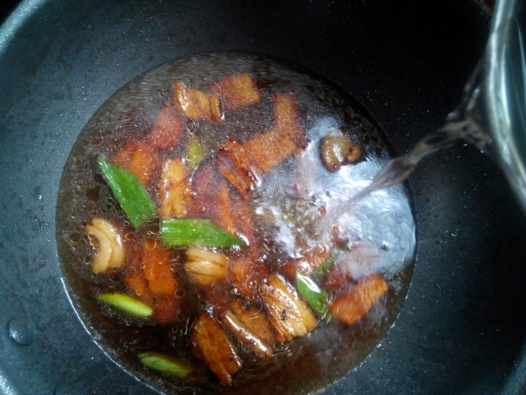 红烧肉炖豆角步骤7