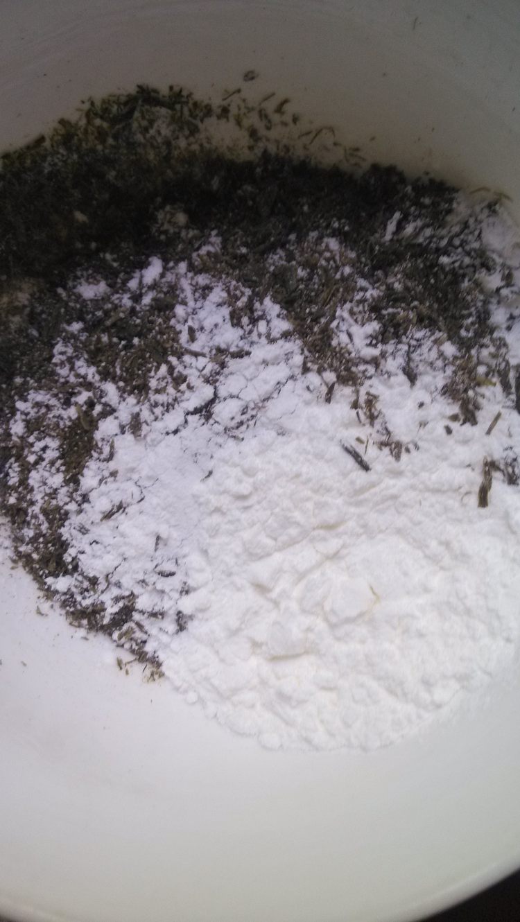 苔条挂霜花生步骤4