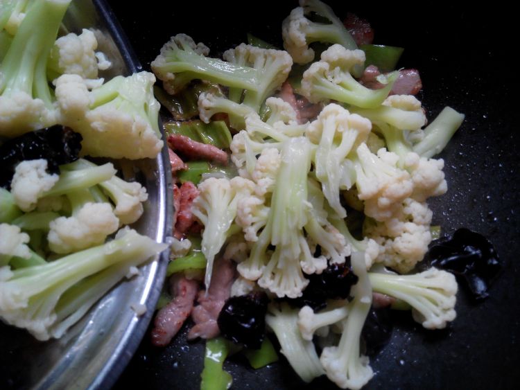 尖椒松花菜炒肉步骤8