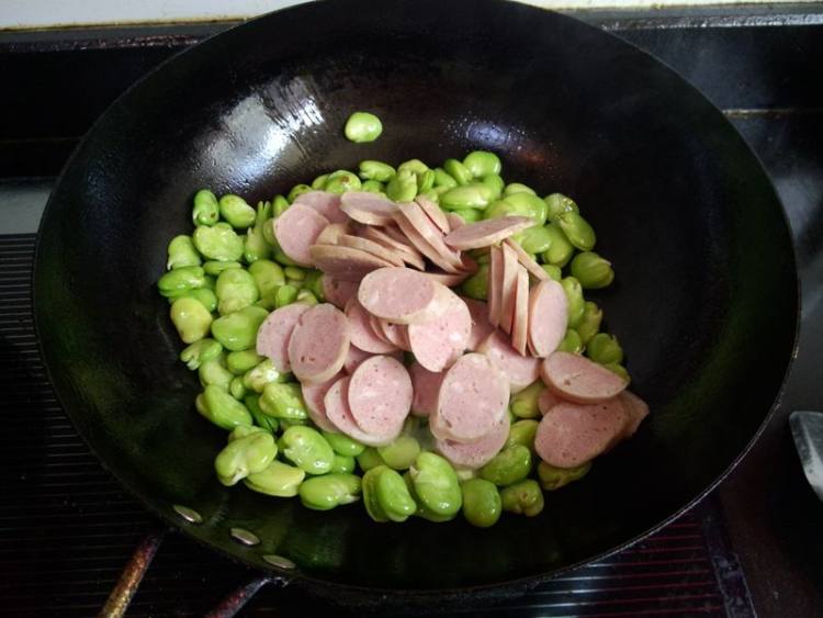 红肠炒蚕豆瓣#新鲜从步骤7