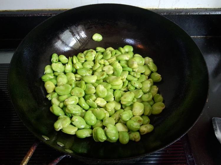 红肠炒蚕豆瓣#新鲜从步骤6