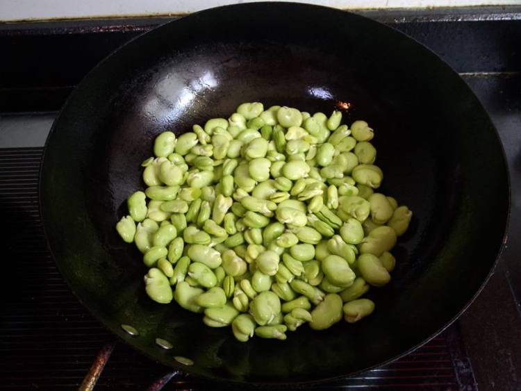 红肠炒蚕豆瓣#新鲜从步骤5