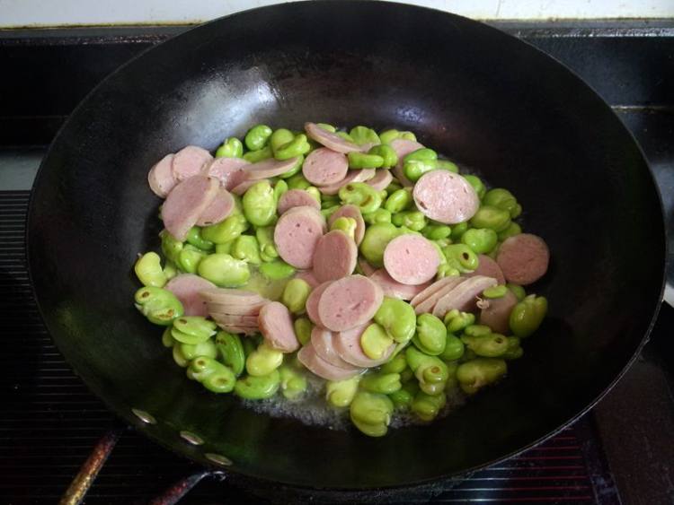 红肠炒蚕豆瓣#新鲜从步骤8