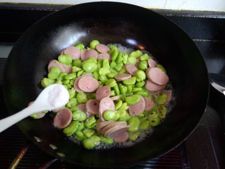 红肠炒蚕豆瓣#新鲜从步骤9