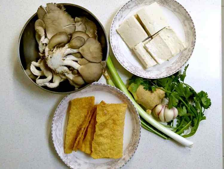 平菇豆腐煲步骤1