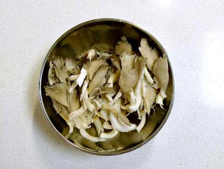 平菇豆腐煲步骤2