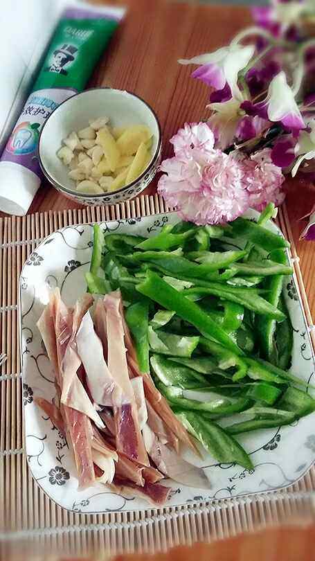 青椒炒鱿鱼干步骤3
