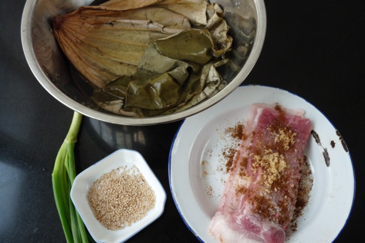 荷叶蒸五香肉步骤1