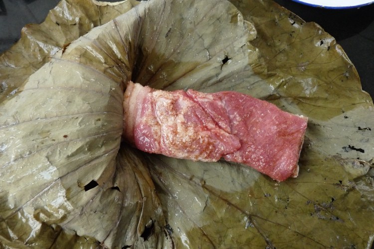 荷叶蒸五香肉步骤3