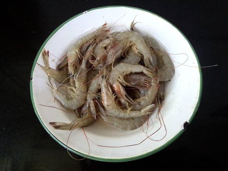 青椒炒白虾仁步骤2