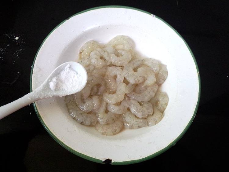 青椒炒白虾仁步骤6