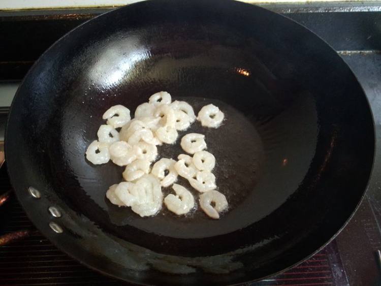青椒炒白虾仁步骤9