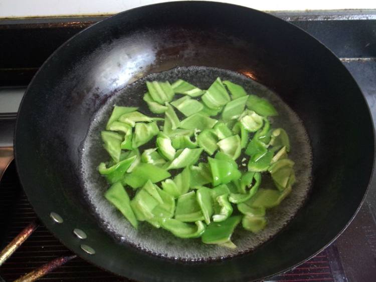 青椒炒白虾仁步骤8