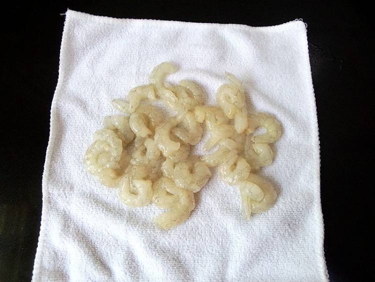 青椒炒白虾仁步骤7