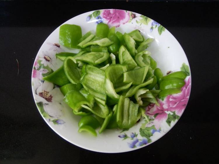 青椒炒白虾仁步骤4