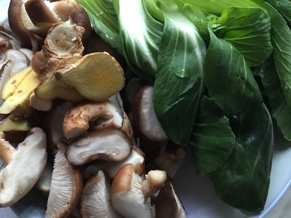 香菇豆泡青菜煲步骤1