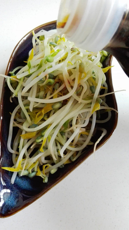 炝拌绿豆芽步骤5