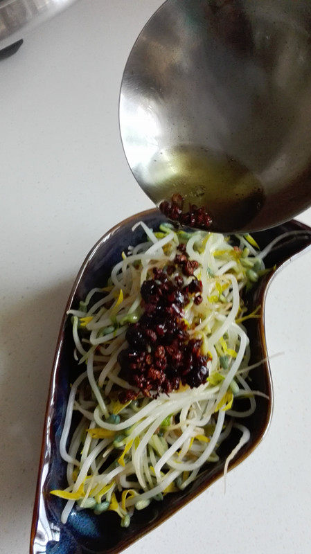 炝拌绿豆芽步骤8