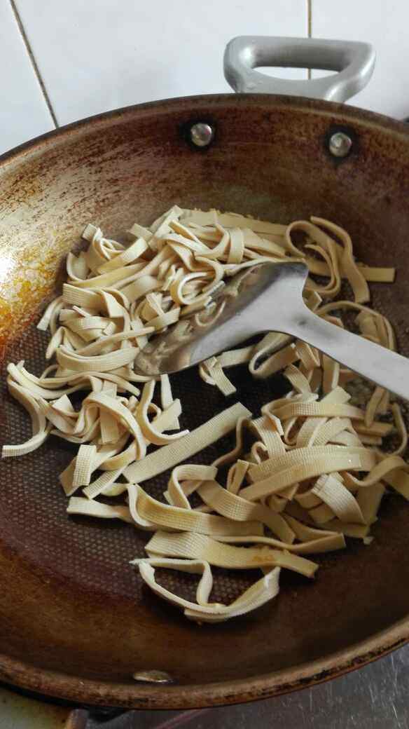 韭菜炒豆腐丝步骤6