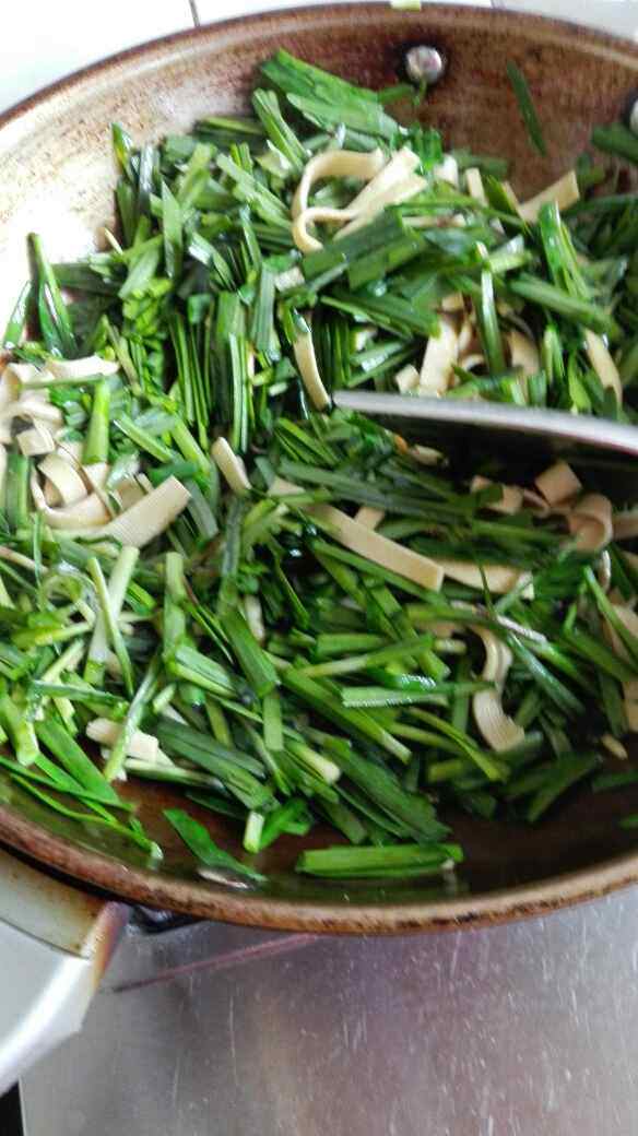 韭菜炒豆腐丝步骤7