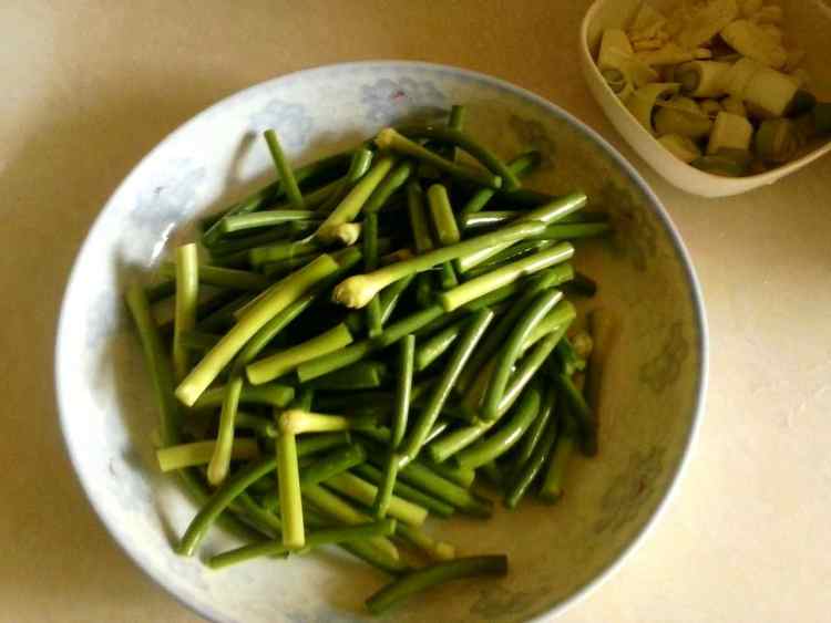 蒜薹炒绿豆芽步骤1