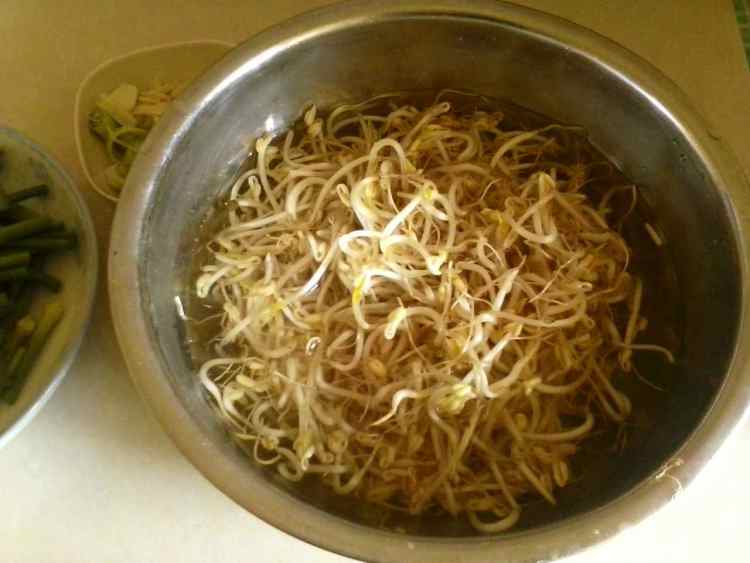 蒜薹炒绿豆芽步骤2