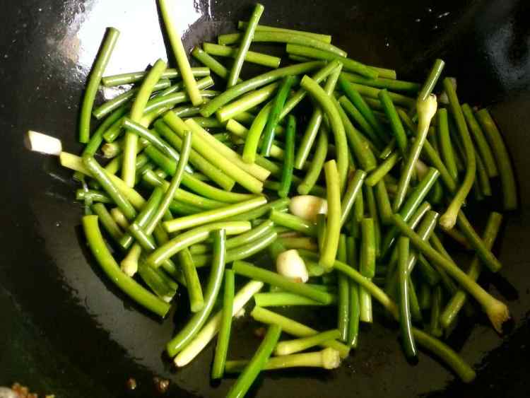 蒜薹炒绿豆芽步骤3