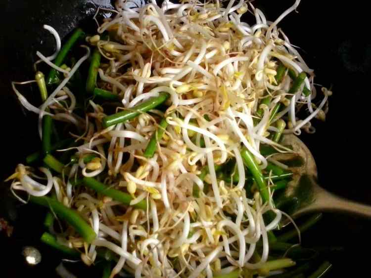 蒜薹炒绿豆芽步骤4