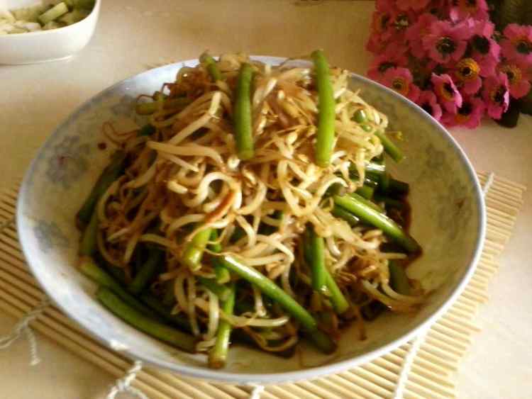蒜薹炒绿豆芽步骤6