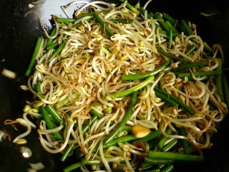 蒜薹炒绿豆芽步骤5