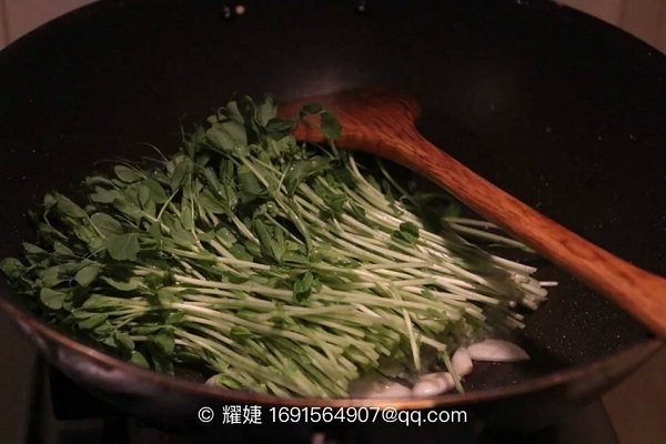 清炒豆苗步骤2