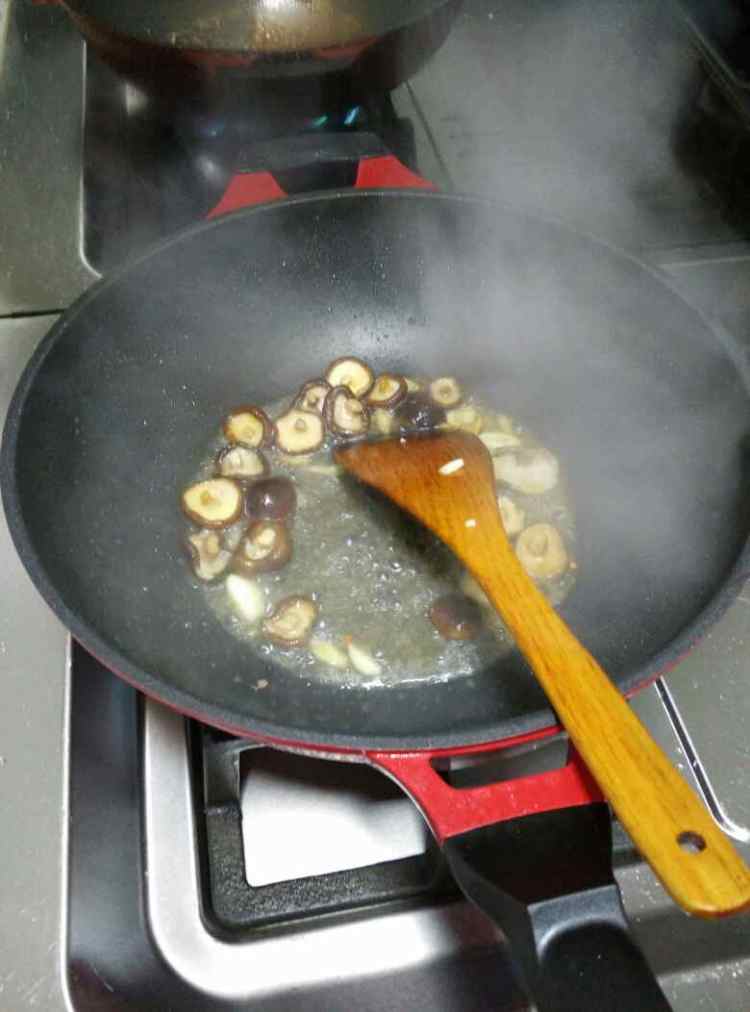香菇炒上海青步骤5