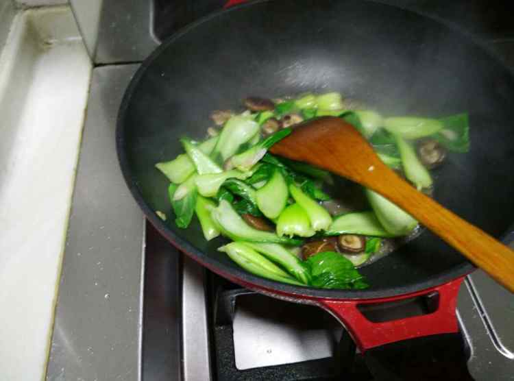 香菇炒上海青步骤7